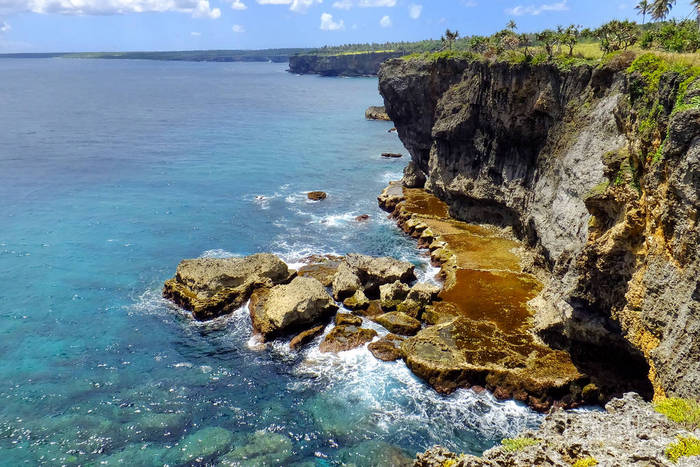 在汤加塔布南部海岸岛上的悬崖