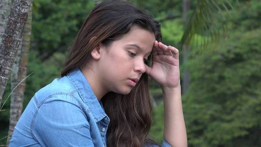 没压力忧心如焚的困惑和焦虑十几岁的女孩照片