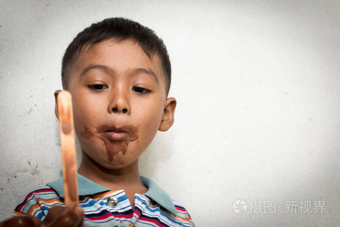 可爱小男孩脏口后吃冰激淋