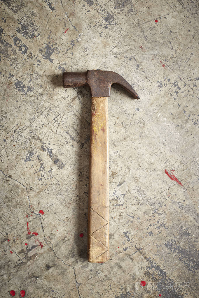 在混凝土背景纹理上隔离的锤子照片-正版商用图片1rcutf-摄图新视界
