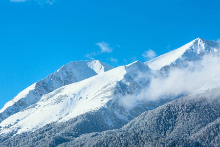 群山山峰和蓝色的天空云朵背景照片