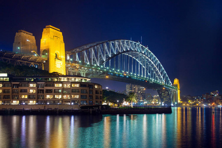 悉尼港湾大桥上明亮的灯光中图片