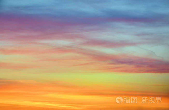 柔和的夕阳的天空的颜色