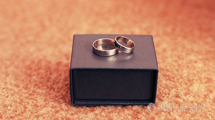 在框中的美丽结婚戒指。