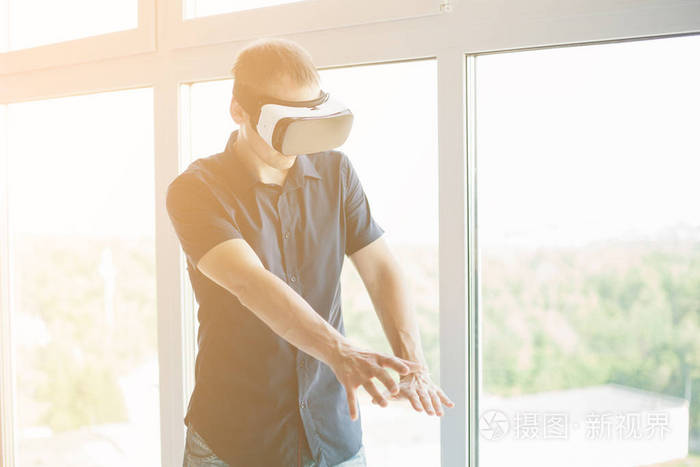 戴眼镜的虚拟现实的人。未来的技术概念