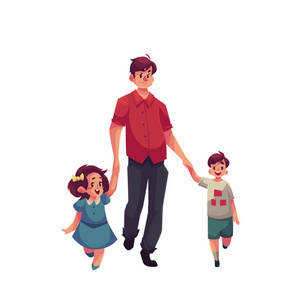 父亲与女儿和儿子走在一起照片