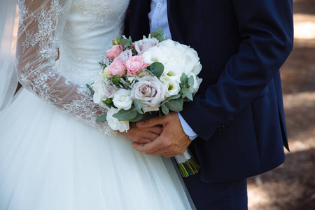 婚礼在婚姻夫妇手中的花束图片