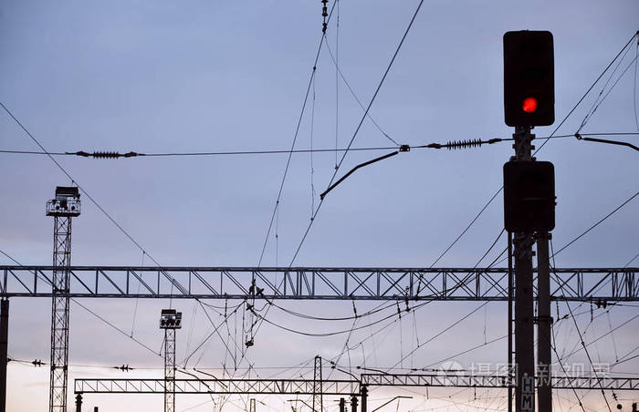 铁路交通灯对蓝天接触线带有交通信号灯的中性蓝天背景上的高速铁路
