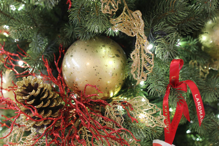 圣诞树上的装饰物图片
