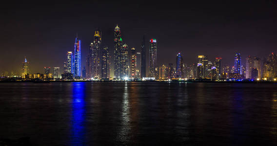 在晚上的迪拜码头图片