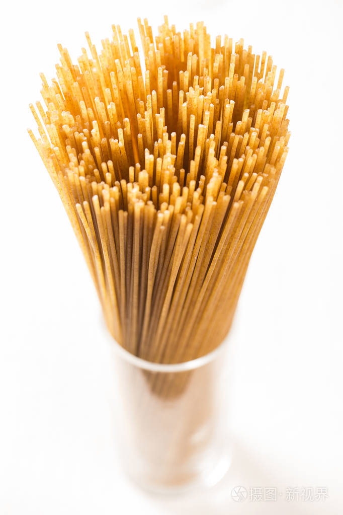 黄长面条积分质朴的背景上黄色的它