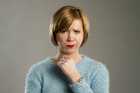 金发碧眼的女人看可疑和脾气暴躁的不满情绪和紧张的表情照片