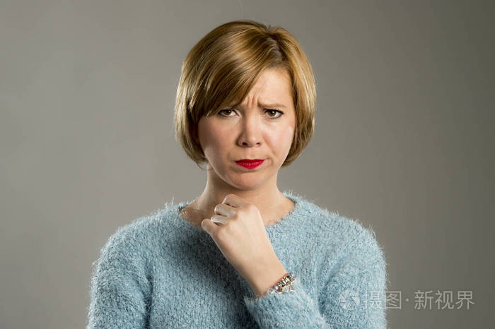 金发碧眼的女人看可疑和脾气暴躁的不满情绪和紧张的表情