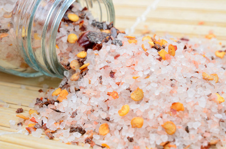 粉红盐和辣椒种子在桌子上插画