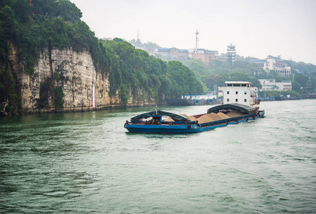 货船在长江游弋在雨天图片