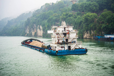 货船在长江游弋在雨天图片