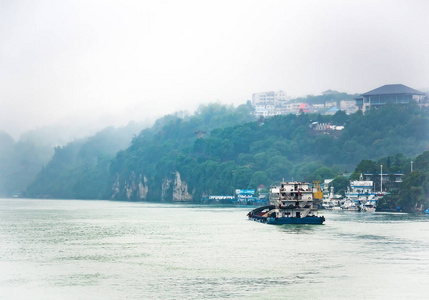 货船在长江游弋在雨天图片