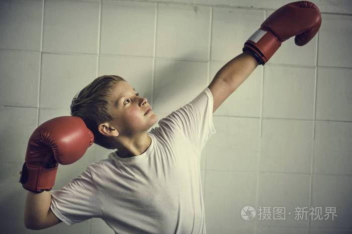 小男孩训练拳击运动