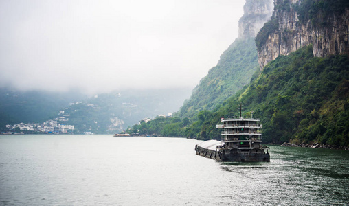 货船在长江游弋在雨天图片