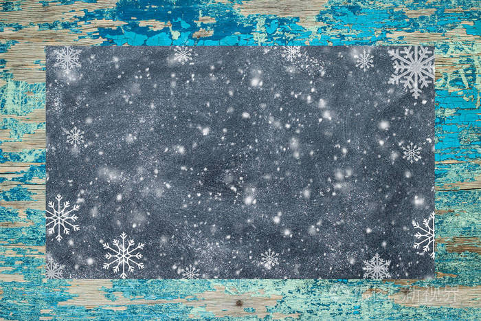 粉笔与黑板与质朴的表面上的雪花