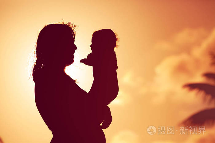 母亲和小宝宝一起玩在日落时分