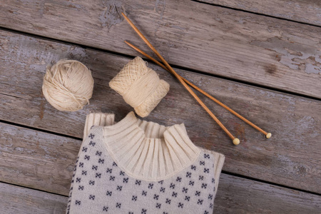 纱线和木织针针织的冬季毛衣图片