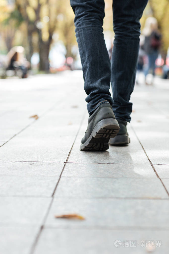 裁剪的照片的年轻人步行街