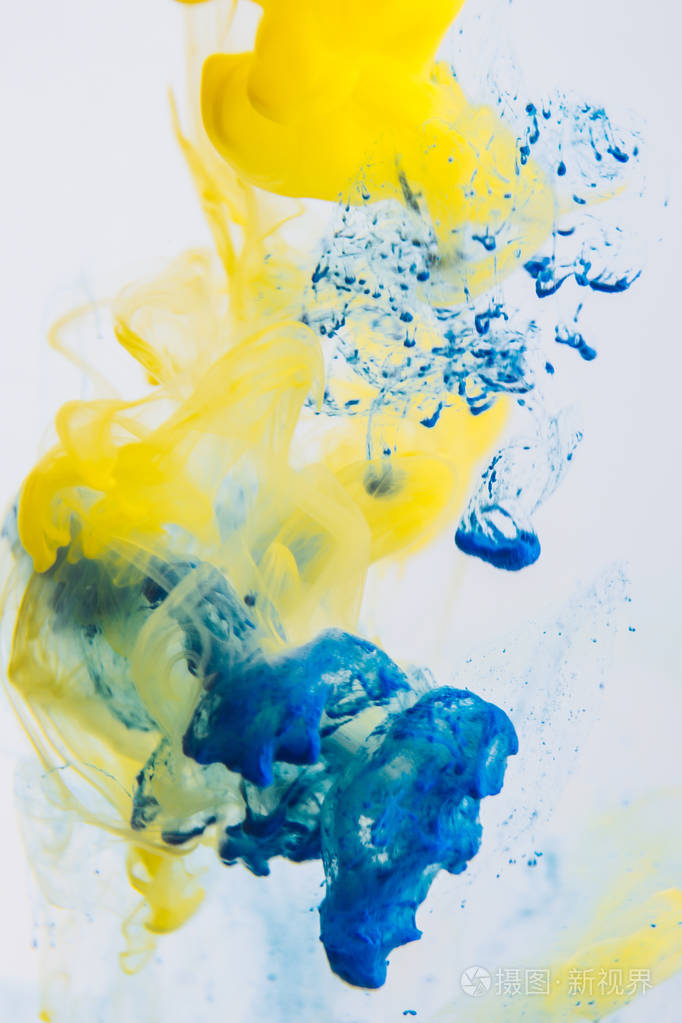 五颜六色的染料在水中