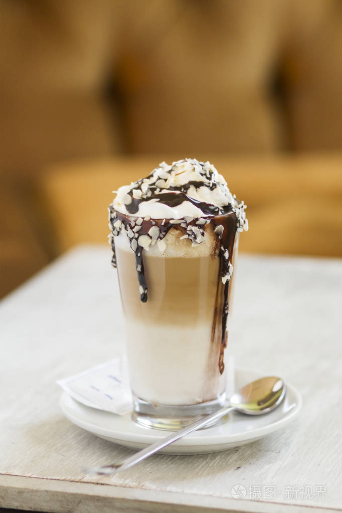 在木头上的冰的巧克力