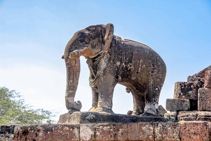 在柬埔寨吴哥窟的老大象雕像