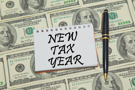 新税年背景上用文本美元笔记本图片