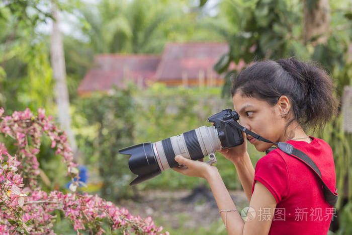女摄影师与单反相机照片-正版商用图片1ret8c-摄图新视界