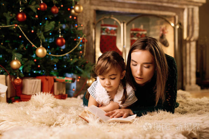 母亲和女儿读书圣诞童话