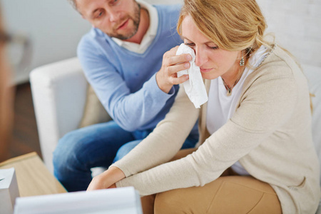 擦干眼泪的他的病人的人照片