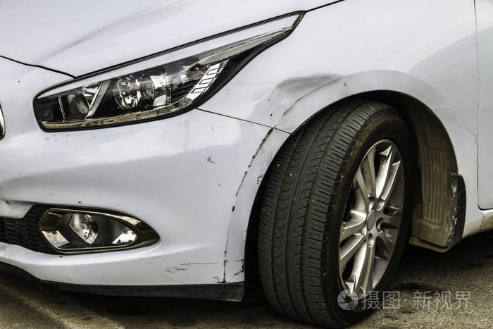 凹陷的伤口和损坏的白色汽车划痕照片-正版商用图片1rf4lz-摄图新视界