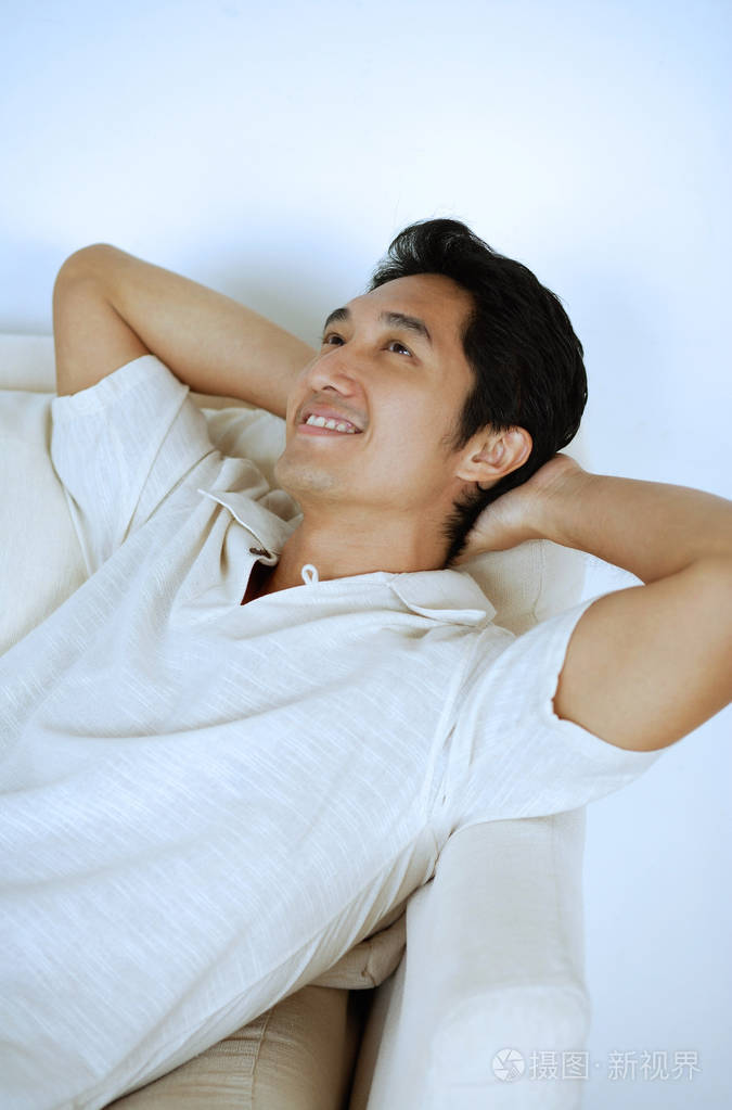 躺在沙发上的男人