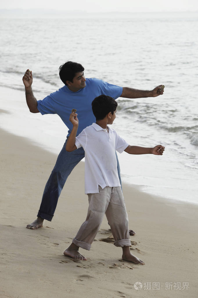 父亲和儿子扔石头