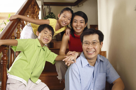 妈妈孩子扣扣子图片