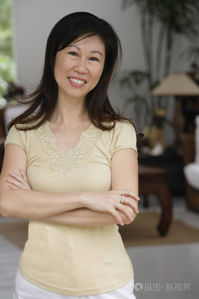 成熟的女人在家里