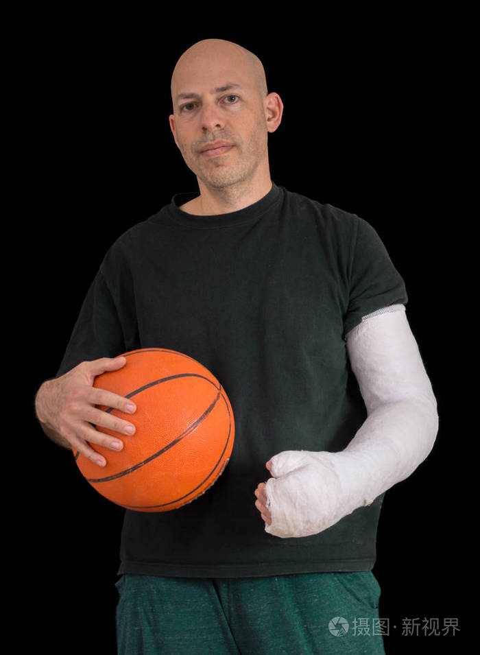 年轻人在投篮球事故发生后的一只手臂