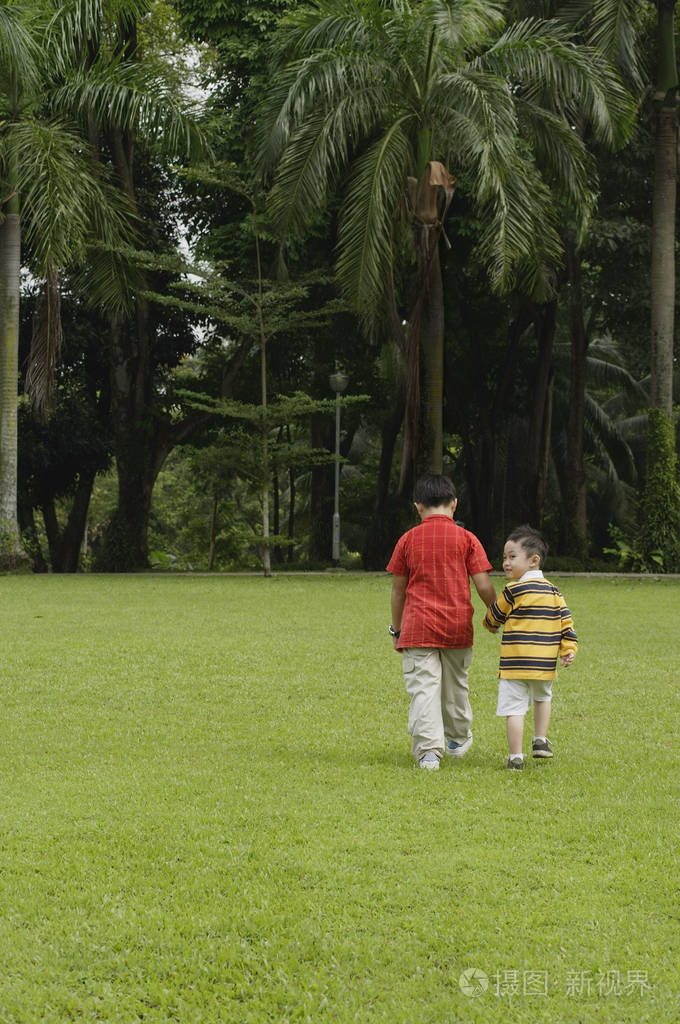 两兄弟在公园散步