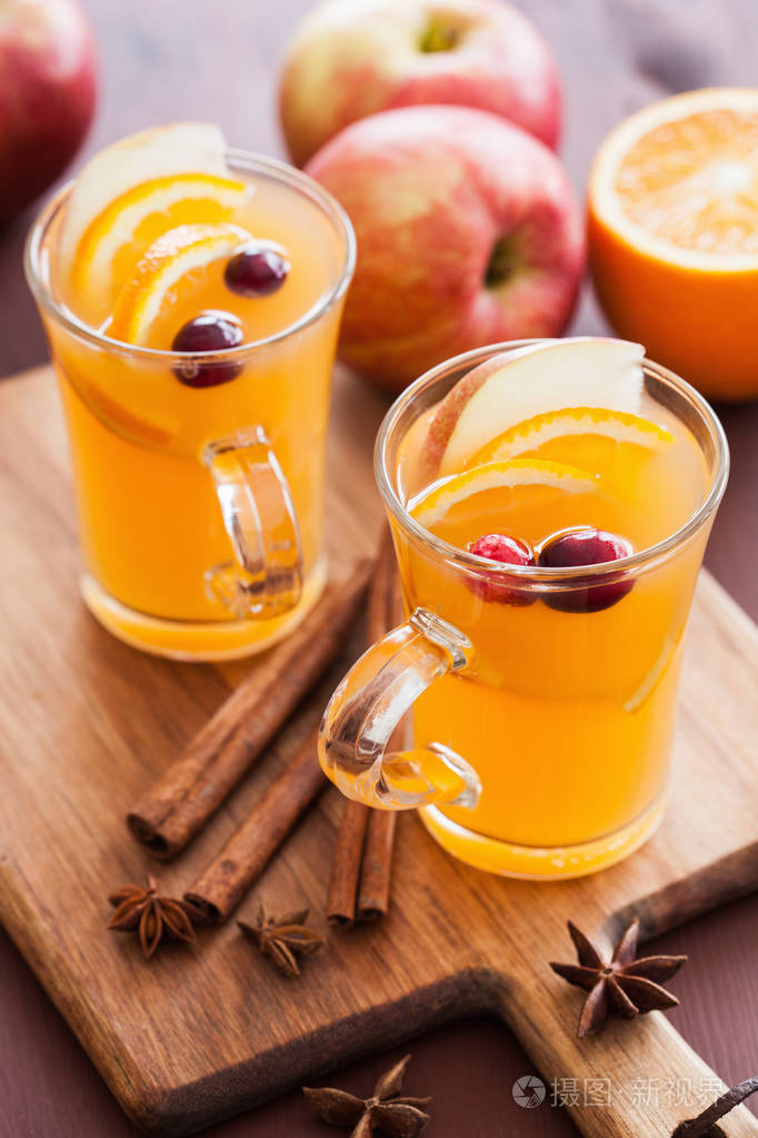 热苹果橙酒与肉桂香料变暖饮料
