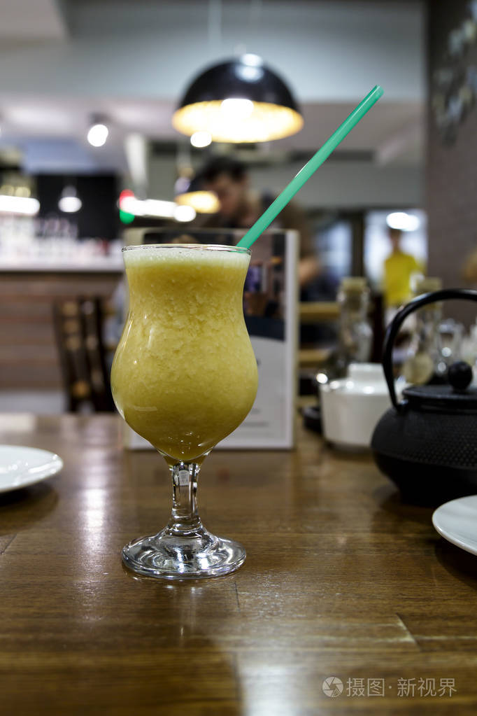 在玻璃桌上喝果汁