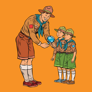 童子军领队向年轻的侦察兵展示小虫卡通的童子军领队标志一位资深公民