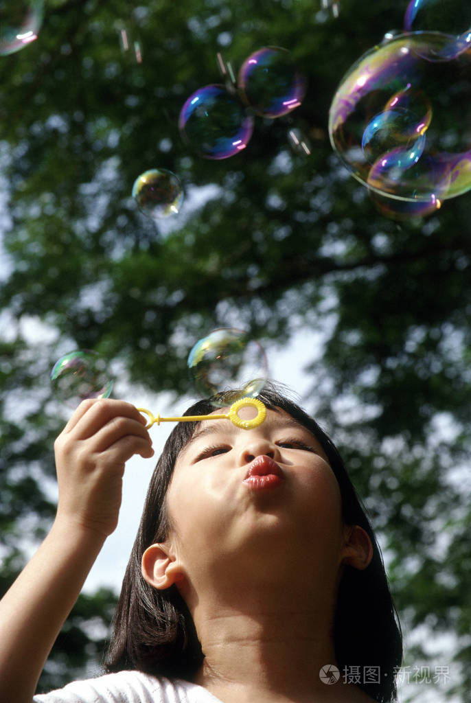 女孩吹泡泡