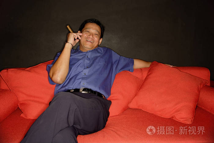 懒洋洋地躺在沙发上的男人