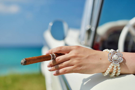 女人的臂与雪茄图片