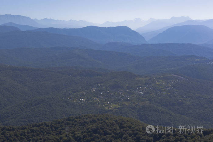 从山上的一座高塔俯瞰赫莱博罗布村和高加索山脉，大阿洪克拉斯诺达尔地区，俄罗斯