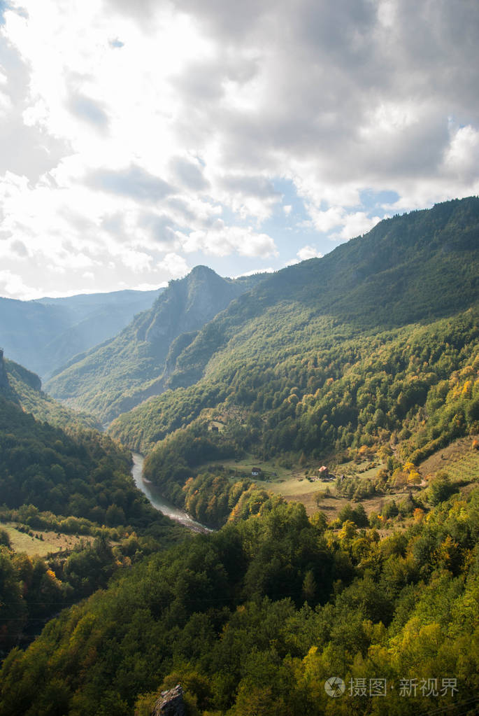 峡谷河流流经山谷在