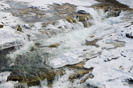 山河快速流动拉迈冰和磨石岩石图片
